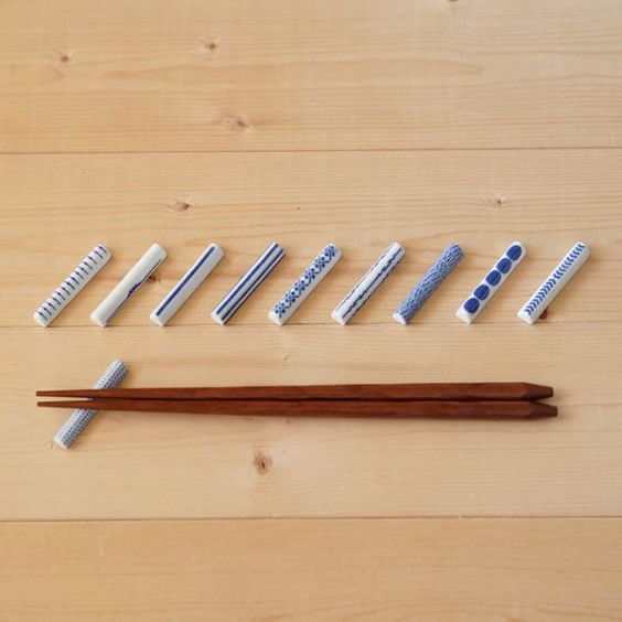 東屋 / 印判箸置き（はしおき）<br>Design 立花文穂<br>豆絞り・縁結び・青海波(せいがいは)・米印・一本・ありがとう・雪道・当的(あたり)・旭日(あさひ)・茎形(くきがた)<br>製造：白岳窯（長崎県波佐見町）<br>【