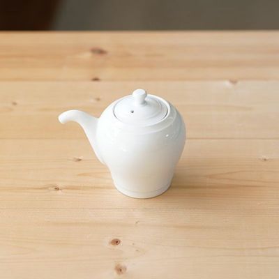東屋 / お酢差し<br>デザイン：猿山 修<br>製造：白岳窯（長崎県波佐見町）<br>醤油差し、ミルククリーマーとしてもオススメ