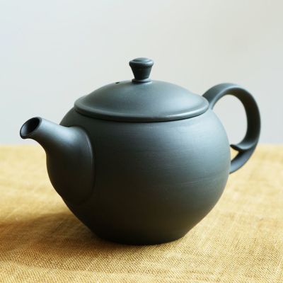 【東屋】丸急須 後手 並細<br>製造：高資陶苑（愛知県常滑市）<br>原型：金子哲郎（佐賀県有田町）<br>デザイン：猿山 修 GUILLEMETS + SARUYAMA