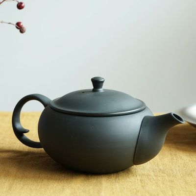 【東屋】平急須 後手 並細<br>製造：高資陶苑（愛知県常滑市）<br>原型：金子哲郎（佐賀県有田町）<br>デザイン：猿山 修 GUILLEMETS + SARUYAMA