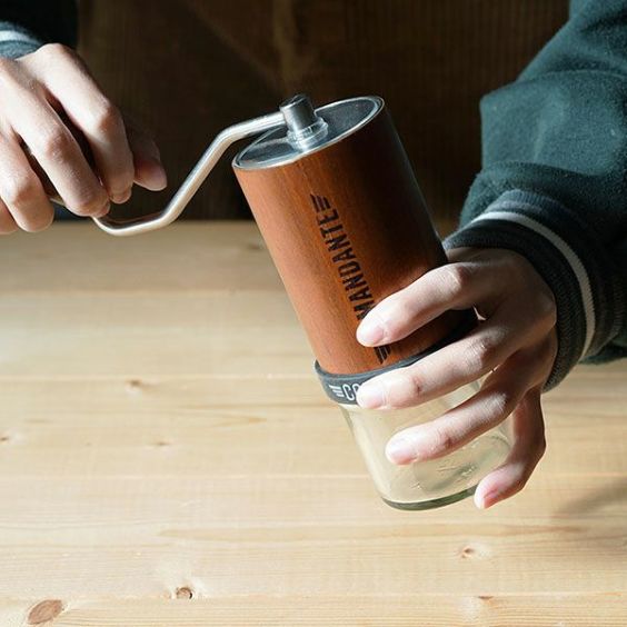 コマンダンテ C40 コーヒーグラインダー<br>COMANDANTE C40 coffee grinder【MK4】<bR>スペシャルティコーヒー豆50gおまけ付き<br>ドイツ製 正規取扱店 正規販売 手挽きミル