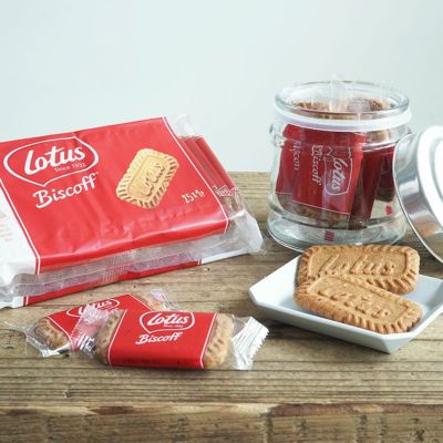 Lotus Biscoff オリジナルカラメルビスケット<br>カラメル風味 シナモンの香り<br>コーヒーや紅茶と一緒に<br>焼き菓子 クッキー ビスケット<br>植物性原材料使用<br>ヴィーガン ベジタリアン<br>着色料・香料不使用