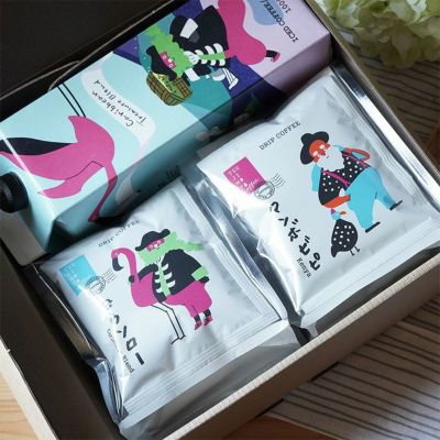 母の日に<br>ひげおじさんと羽ばたく鳥の宝探しギフトセット<br>アイスコーヒー1本 & ドリップコーヒー2種<br>詰め合わせギフトセット<br>カリビアントレジャーブレンド<br>マンボビピ ヨウソロー (dl)