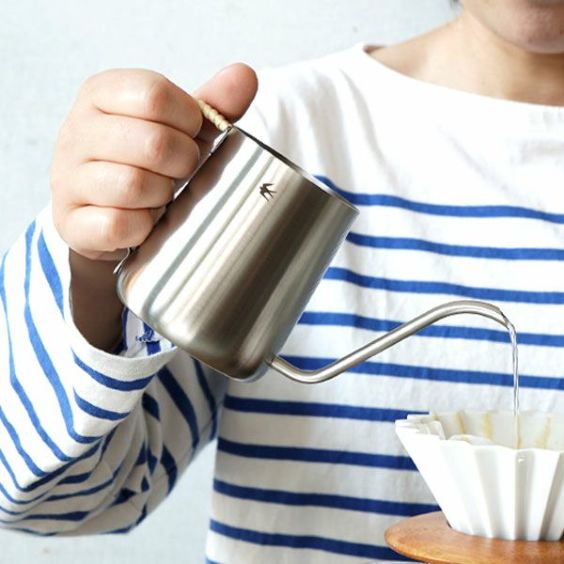 TSUBAME Drip pot 390ml<br>ツバメ コーヒードリップポット<br>1～2杯<br>ステンレス製 籐の持ち手<br>新潟県燕市 / ハンドドリップ<br> 直火・IH使用不可