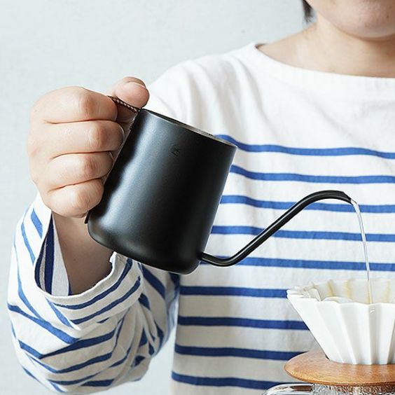 TSUBAME Drip pot colors Black 390ml / MB<br>ツバメ コーヒードリップポット<br>ブラック 1～2杯<br>ステンレス製  籐の持ち手 <br>新潟県燕市 / ハンドドリップ<br> 直火・IH使用不可