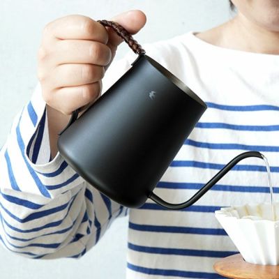 TSUBAME Drip pot colors Black 600ml / MB <br>ツバメ コーヒードリップポット<br>ブラック 2～4杯<br>ステンレス製 籐の持ち手<br>新潟県燕市 / ハンドドリップ<br> 直火・IH使用不可