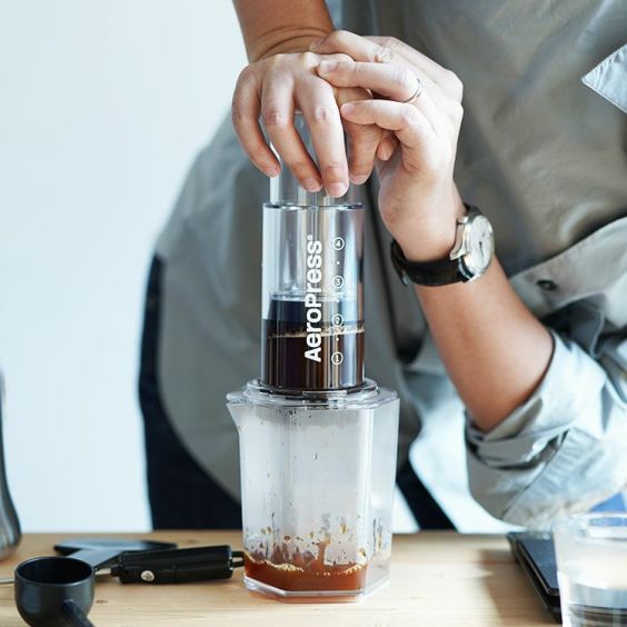 AeroPress® Coffee Maker Clear<br>エアロプレス コーヒーメーカー クリア<br>専用ペーパーフィルター100枚入り<br>旅行やアウトドアシーンなど <bR>外出先での抽出におすすめ<br>【スペシャルティコーヒー豆50