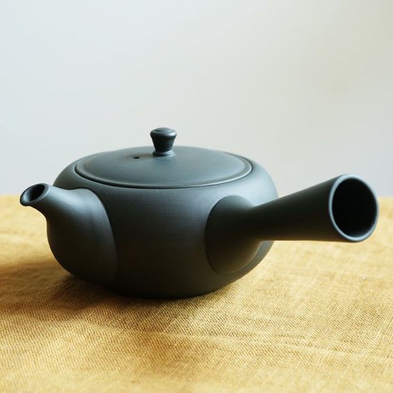 【東屋】平急須 横手 並細（右利き用）<br>製造：高資陶苑（愛知県常滑市）<br>原型：金子哲郎（佐賀県有田町）<br>デザイン：猿山 修 GUILLEMETS + SARUYAMA